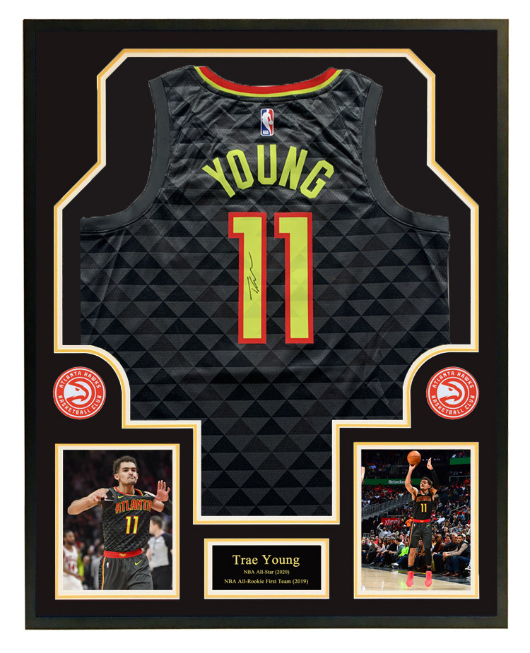 老鹰队 特雷杨亲笔签名球衣 含证书 裱框收藏