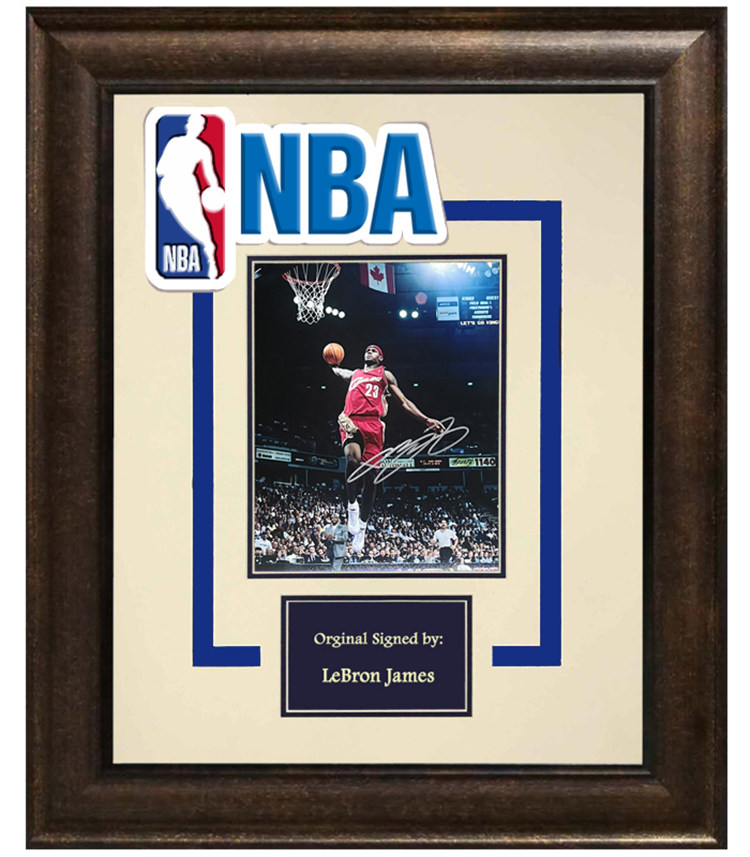 收藏 勒布朗詹姆斯lbj 亲笔签名照片 nba标志裱框sa证书 骑士时期