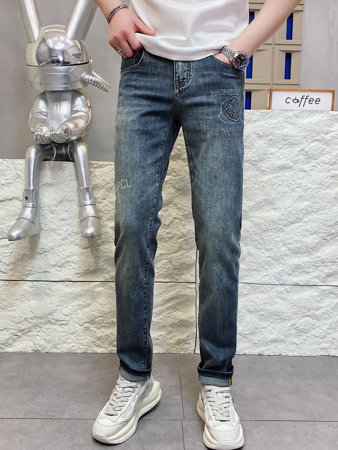 2026新款男装牛仔裤男款修身小脚弹力休闲长裤子潮牌印花牛仔裤