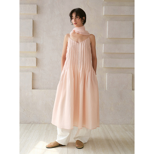 26SS春夏新品 V领褶皱宽松吊带连衣裙慵懒感纯色长裙 sense