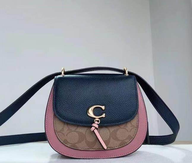 COACH蔻驰经典logo印花C扣拼色翻盖邮差马鞍包斜挎小猪包女士包袋