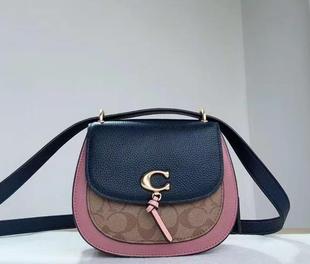 COACH蔻驰经典logo印花C扣拼色翻盖邮差马鞍包斜挎小猪包女士包袋