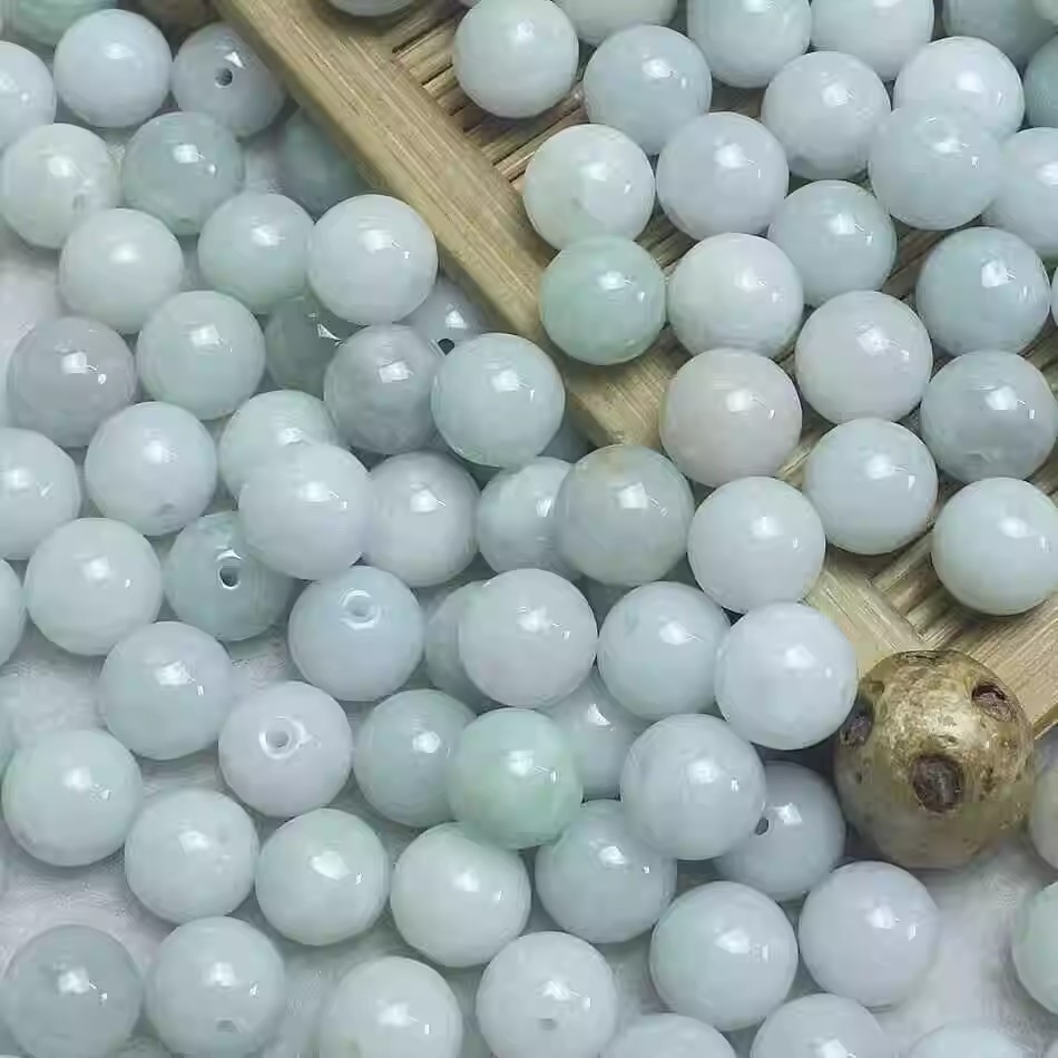 翡翠绿白散珠冰糯种玉石