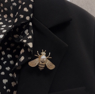 小蜜蜂胸针女胸花珍珠别针韩国奢华大气简约可爱学生配饰外套大衣