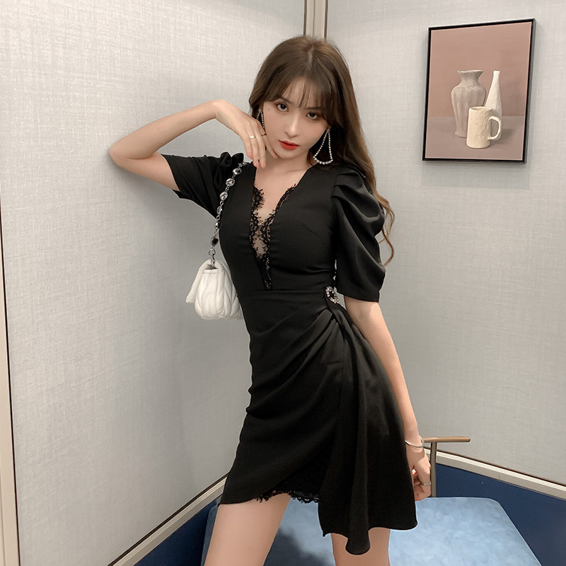 高级感气质蕾丝泡泡袖晚礼服女夏性感V领收腰不规则连衣裙小黑裙图片