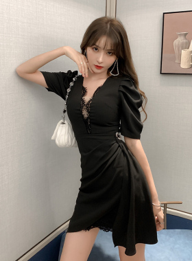 高级感气质蕾丝泡泡袖晚礼服女夏性感V领收腰不规则连衣裙小黑裙