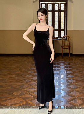 法式黑色丝绒吊带连衣裙女2025新款秋冬打底内搭高级感年会晚礼服