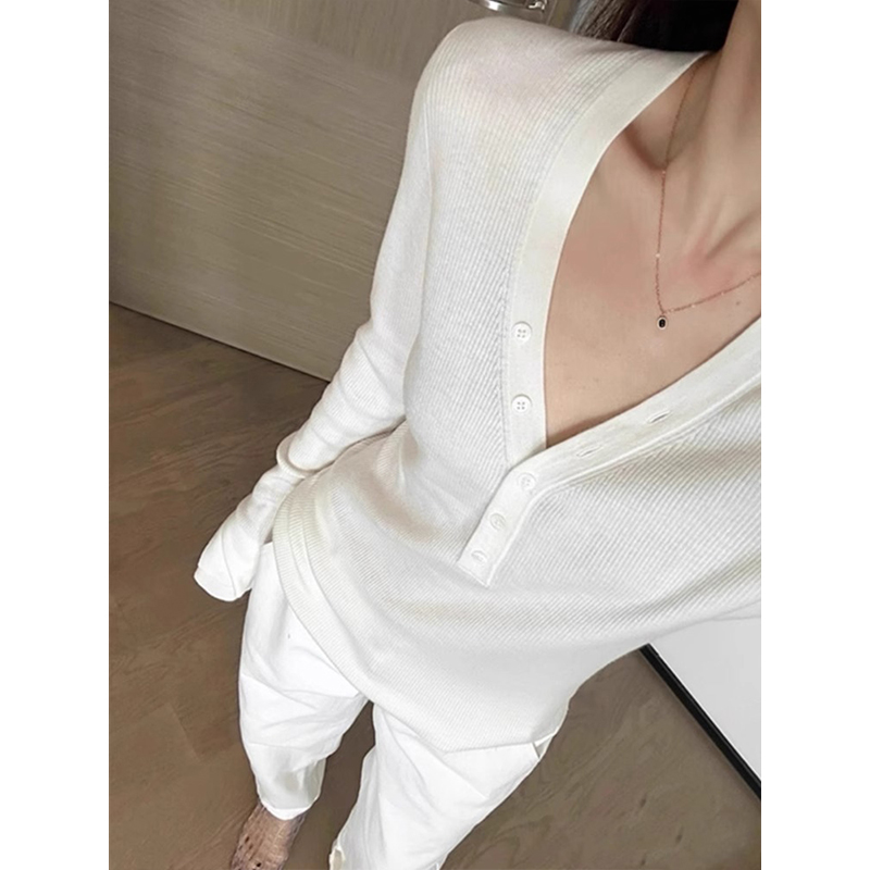 高级老钱风白色V领打底衫女春秋修身设计感低领羊毛内搭上衣毛衣