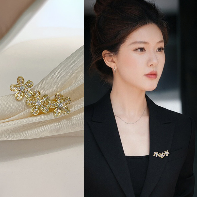 精致小众花朵胸针高级感轻奢胸花女款2025新款别针独特设计感配饰,饰品/流行首饰/时尚饰品新,胸针,淘宝优惠券,粉丝福利购,淘宝优惠卷