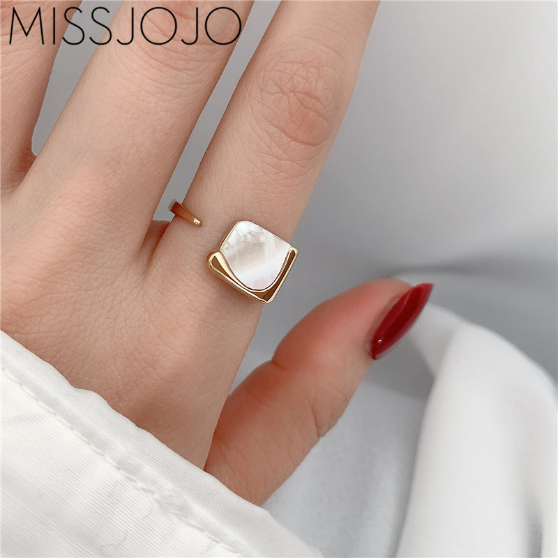 设计款天然白色贝母贝壳钛钢金色开口时髦个性冷淡ins风小众戒指