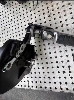 凯旋T1200 bobber波比刹车边脚踏总成带支架 准新成色