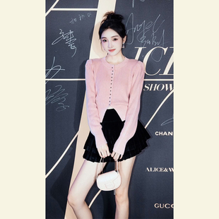 2025秋季 女 高级感轻奢减龄洋气多巴胺上衣炸街独特漂亮粉色针织衫