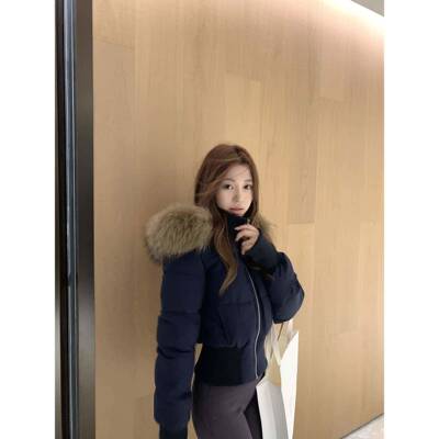 0白鸭JCU绒大领白色短版羽绒衣女025季加毛绒9加冬厚包面服ZQF2棉