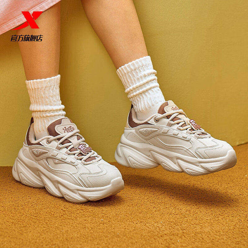 特步女鞋休闲老爹鞋2025冬季新款加绒保暖棉鞋运动鞋975418370016