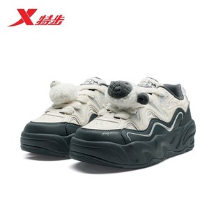 特步女鞋萌仔板鞋2025冬季新款皮面可爱时尚运动鞋子975418310054