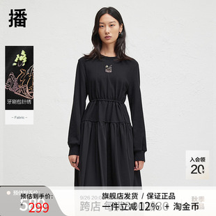 播2024冬季 黑色刺绣连衣裙女收腰显瘦圆领长裙DDR4LD5102 新款