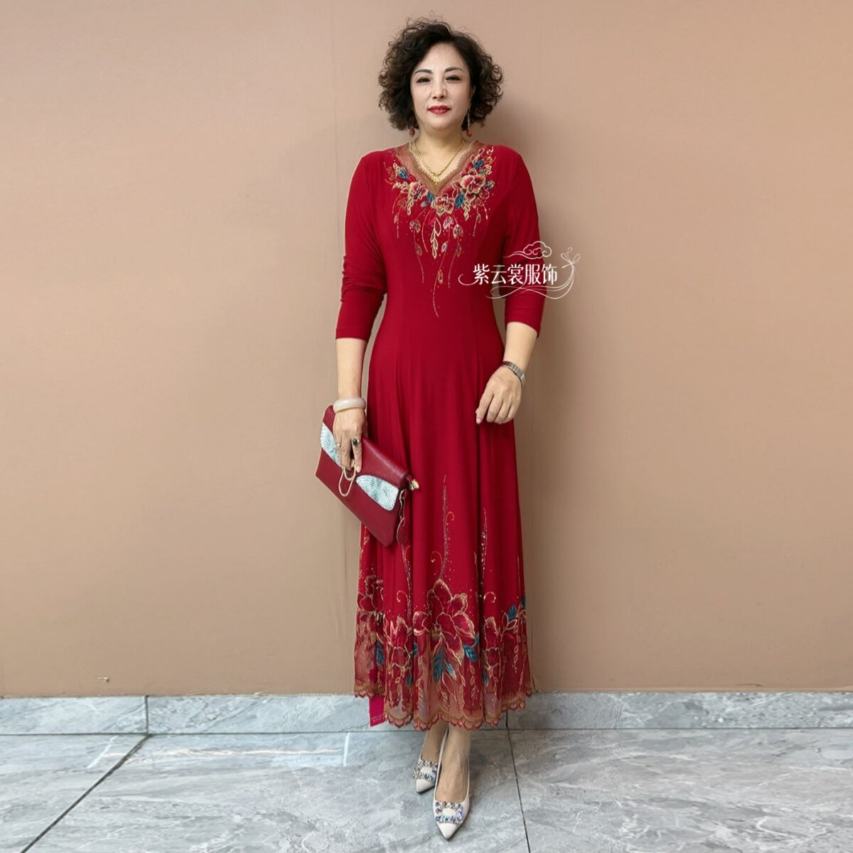 高贵气质V领镶钻绣花喜婆婆婚宴礼服连衣裙年轻妈妈时尚过膝长裙