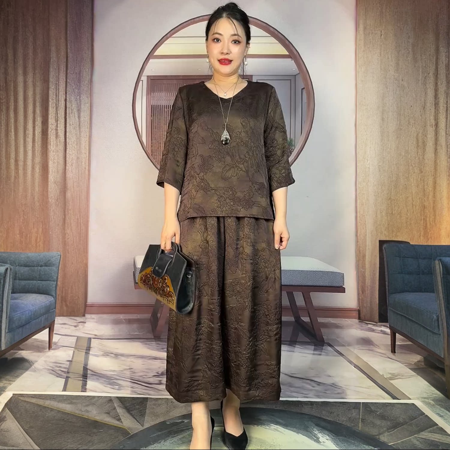 高端夏季V领大码浮雕花醋酸缎宽松遮肉上衣中老年阔腿裤两件套装