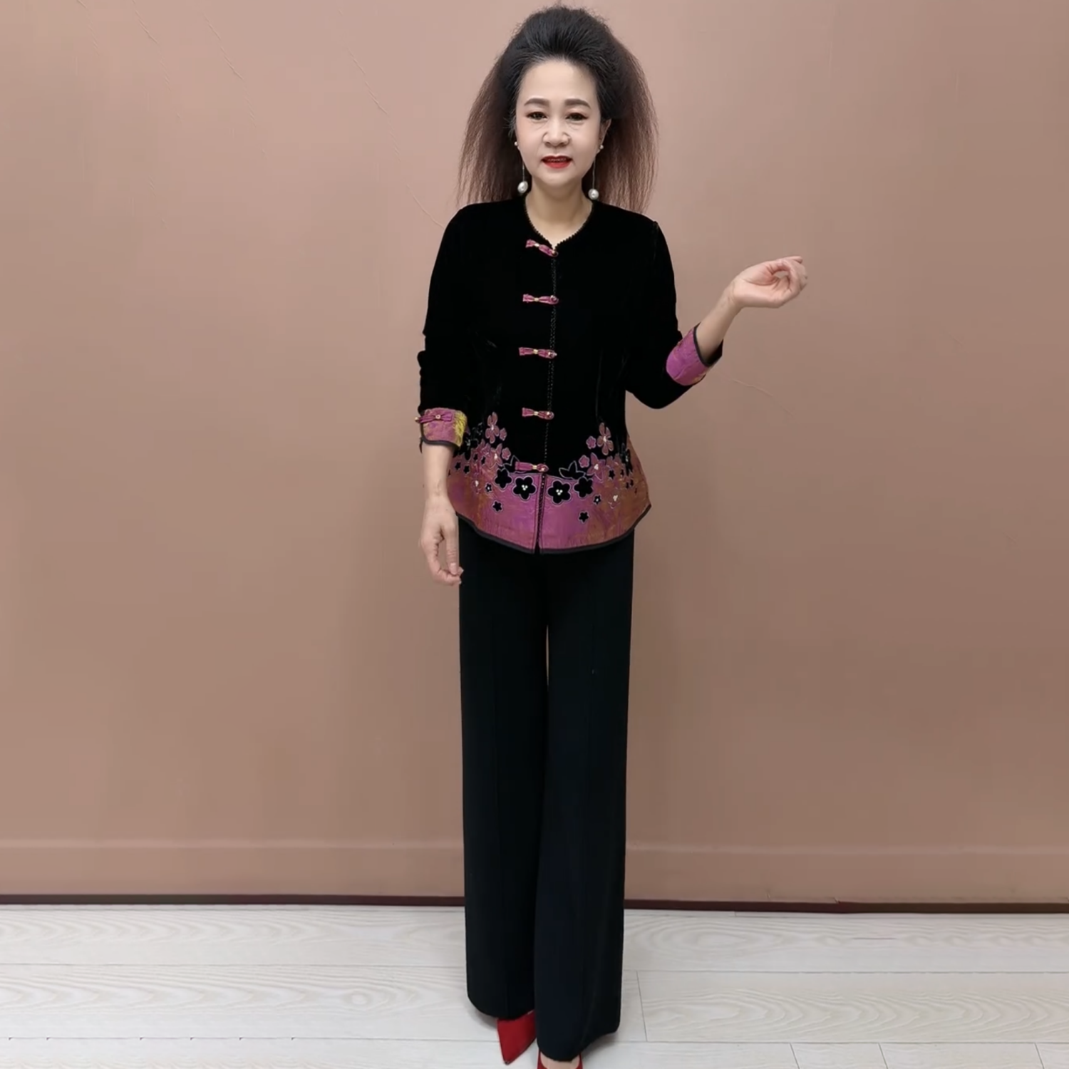 时尚洋气高贵妈妈春装宽松显瘦盘扣丝绒开衫中老年洋气减龄外套女,女装/女士精品,T恤,淘宝优惠券,粉丝福利购,淘宝优惠卷