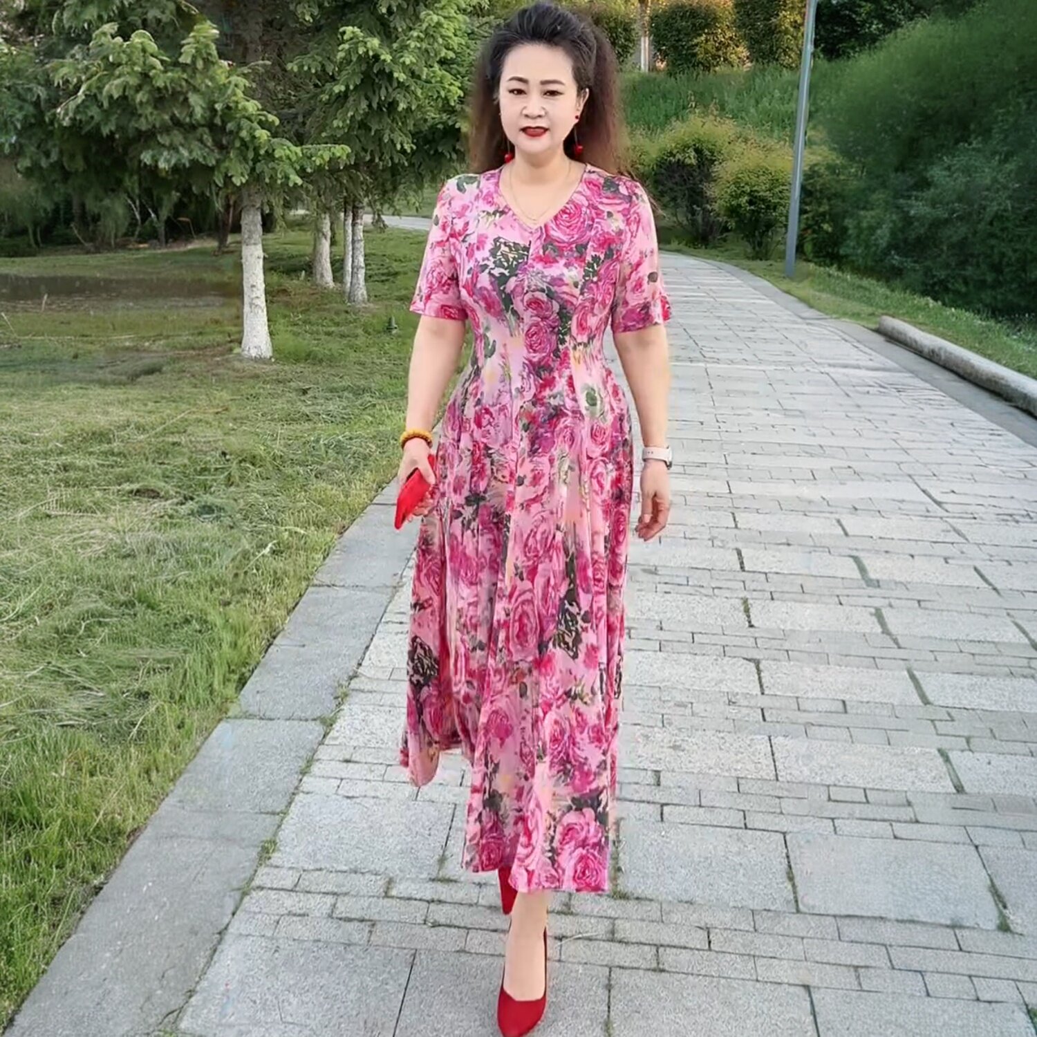 洋气年轻妈妈冰丝弹力连衣裙夏季新款高弹大码短袖洋气长裙大摆裙