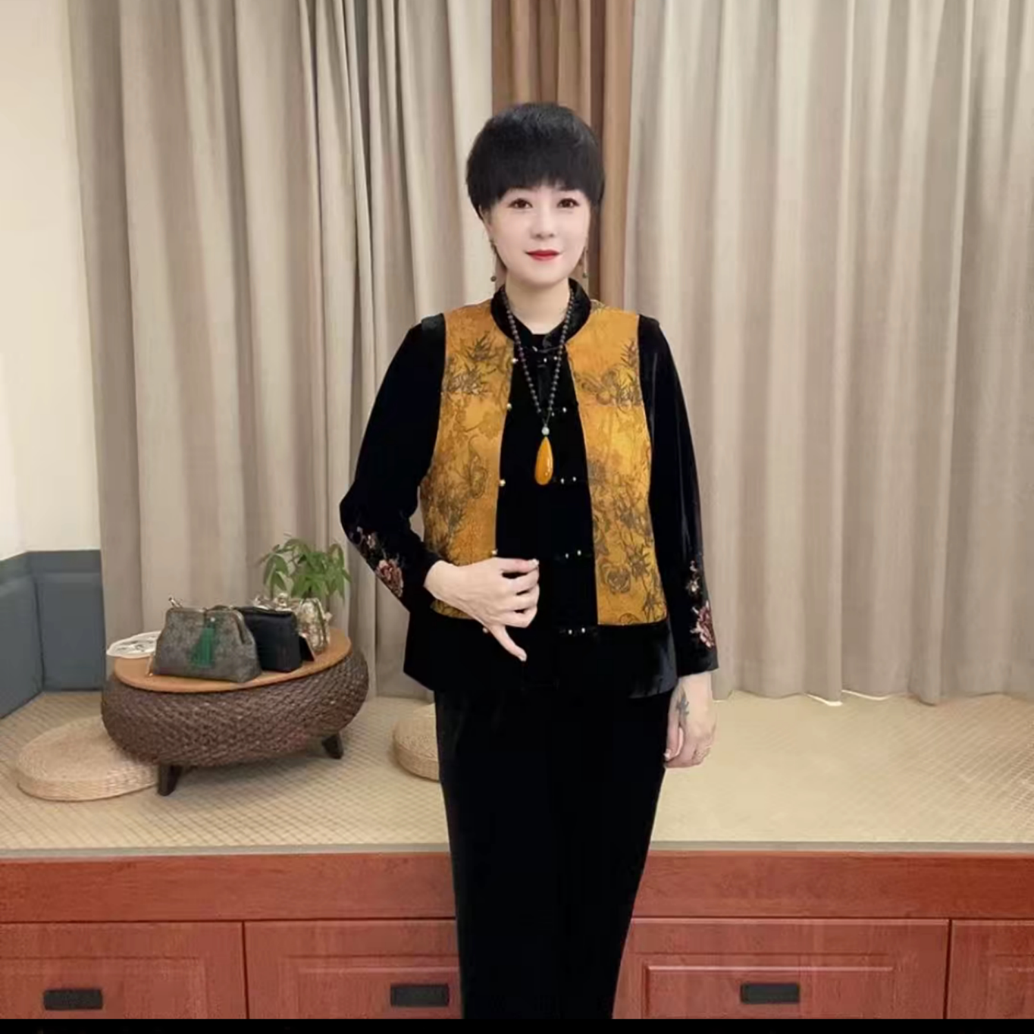 阔太太秋冬中老年妈妈国风丝绒加厚夹棉马夹时尚宽松马甲坎肩棉衣
