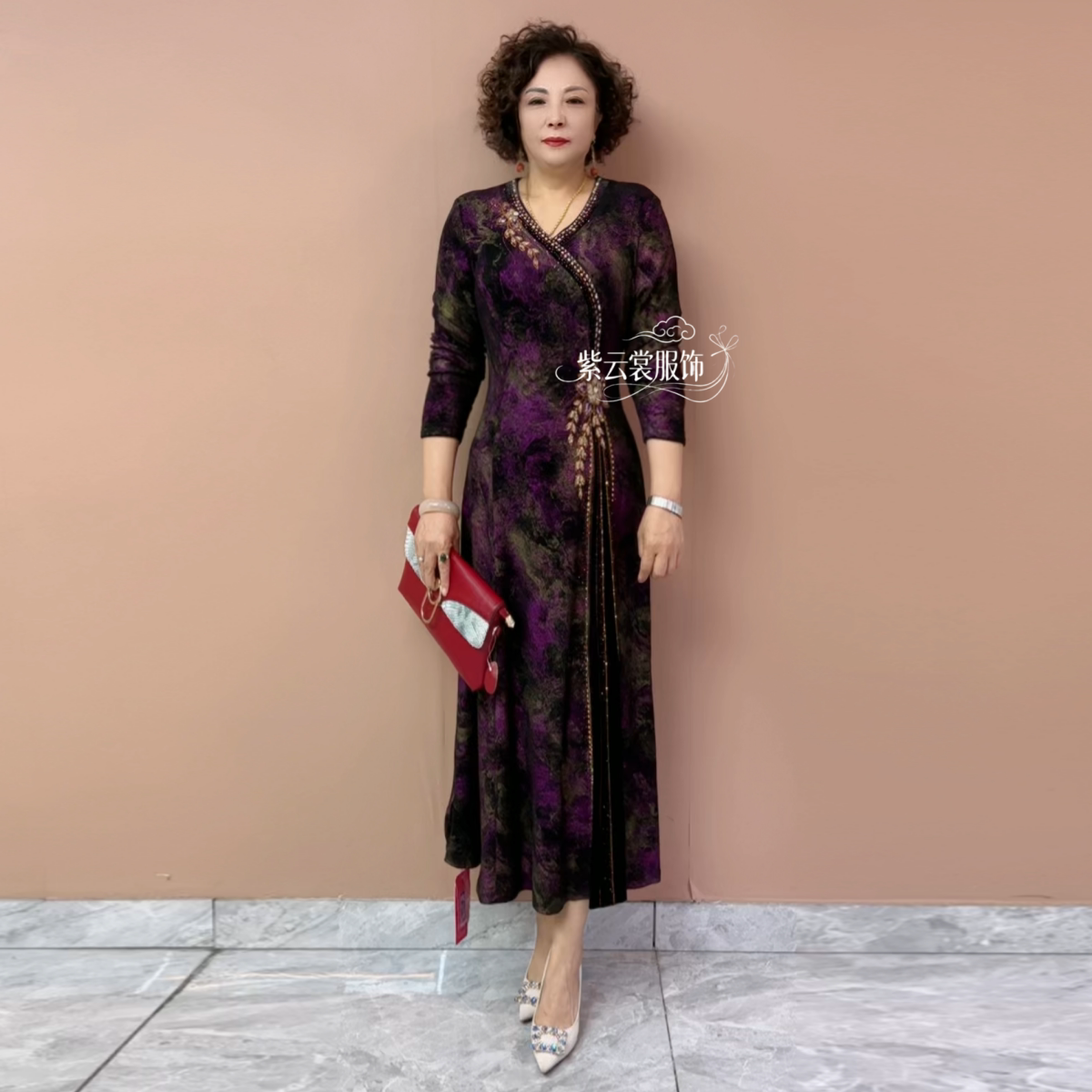 时尚洋气年轻妈妈春秋新款长袖弹力南韩丝重工镶钻V领过膝连衣裙