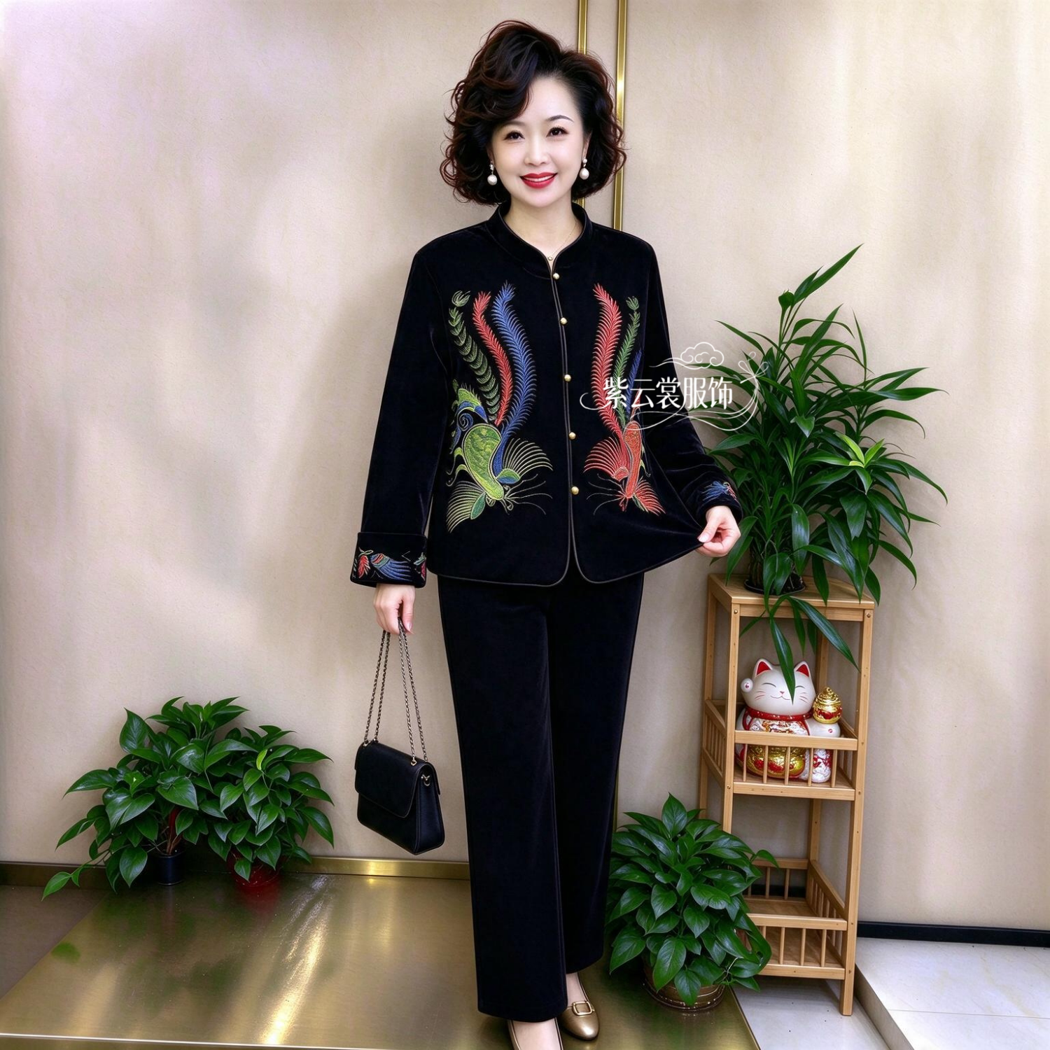 高端冬季新款妈妈丝绒刺绣花短款棉服中老年保暖洋气唐装二棉外套