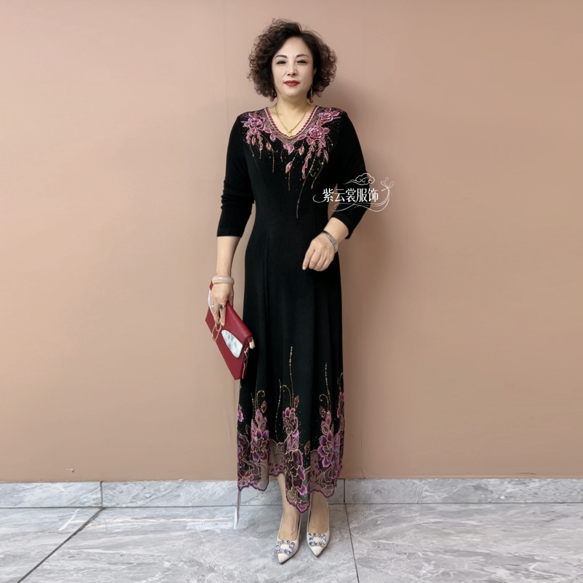 高贵气质V领镶钻绣花连衣裙年轻妈妈装时尚过膝显瘦优雅轻奢长裙