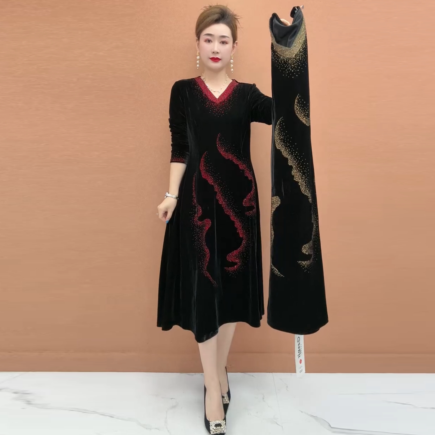 贵夫人气质中老年妈妈装秋冬连衣裙丝绒镶钻宽松显瘦大码过膝长裙