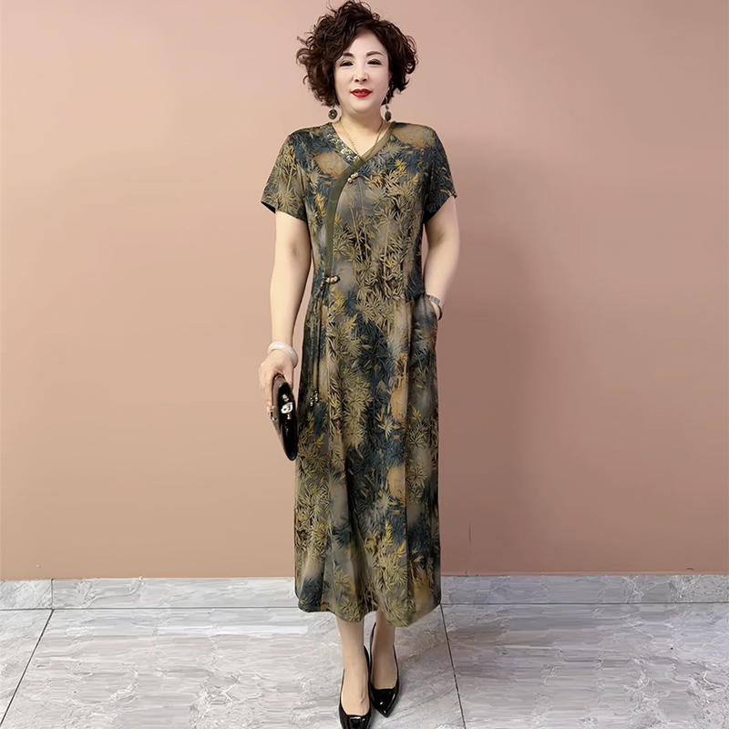 夏季妈妈V领真丝缎短袖连衣裙收腰显瘦国风阔太太遮肉过膝长裙子