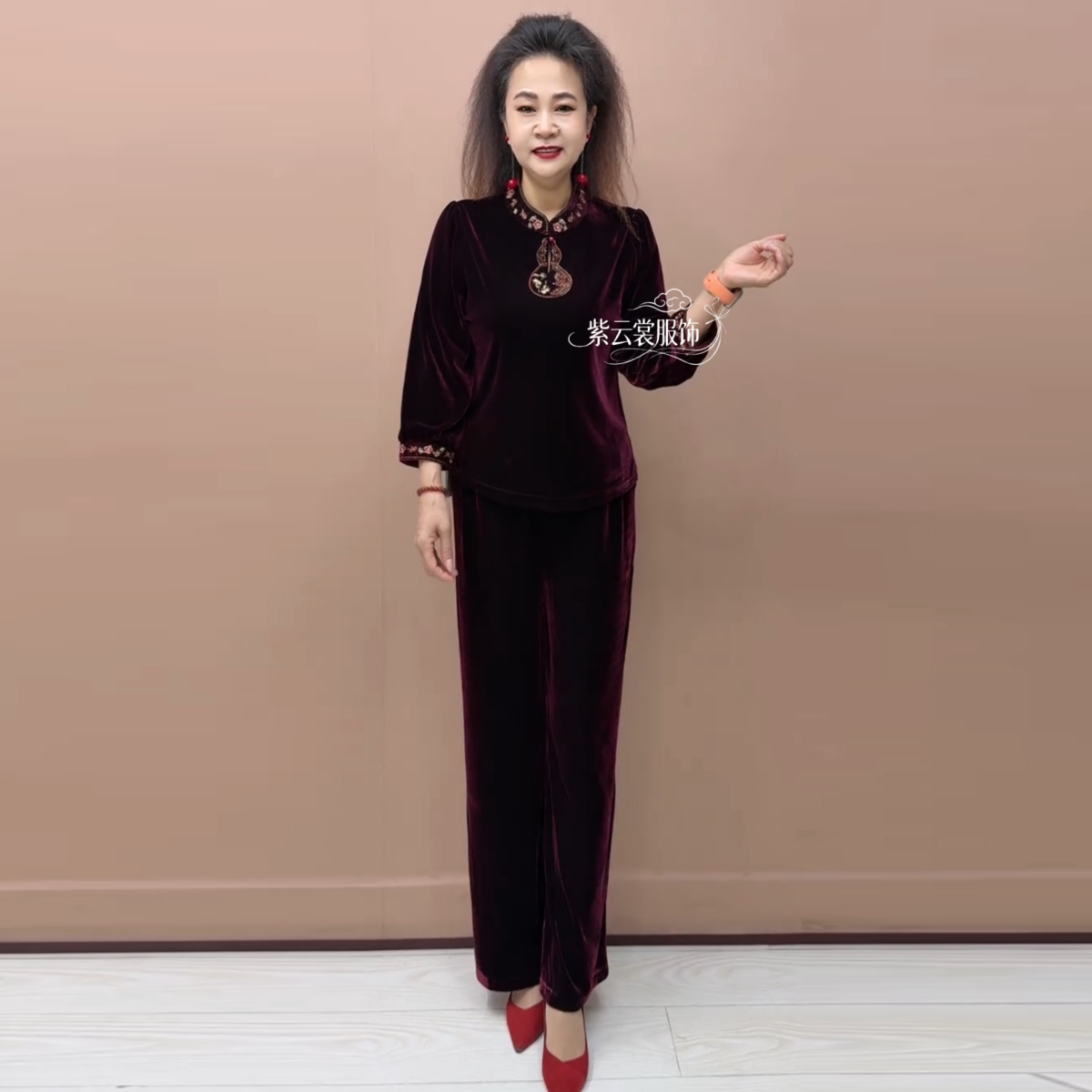 高端春秋中老年妈妈丝绒绣花中老年打底小衫宽松旗袍上衣两件套装