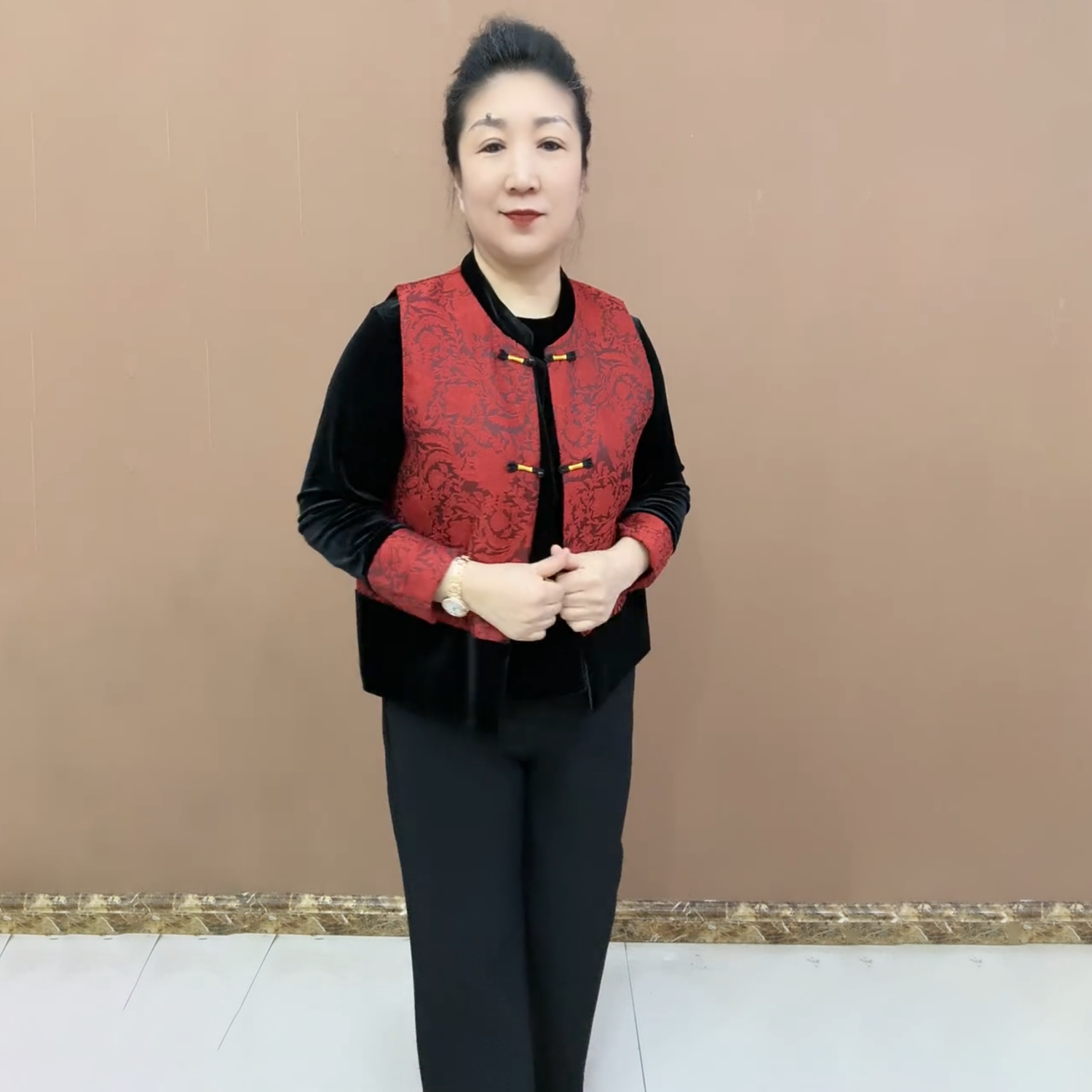 新中式国风盘扣马甲套装春装新款丝绒拼接显瘦两件套年货洋气马夹