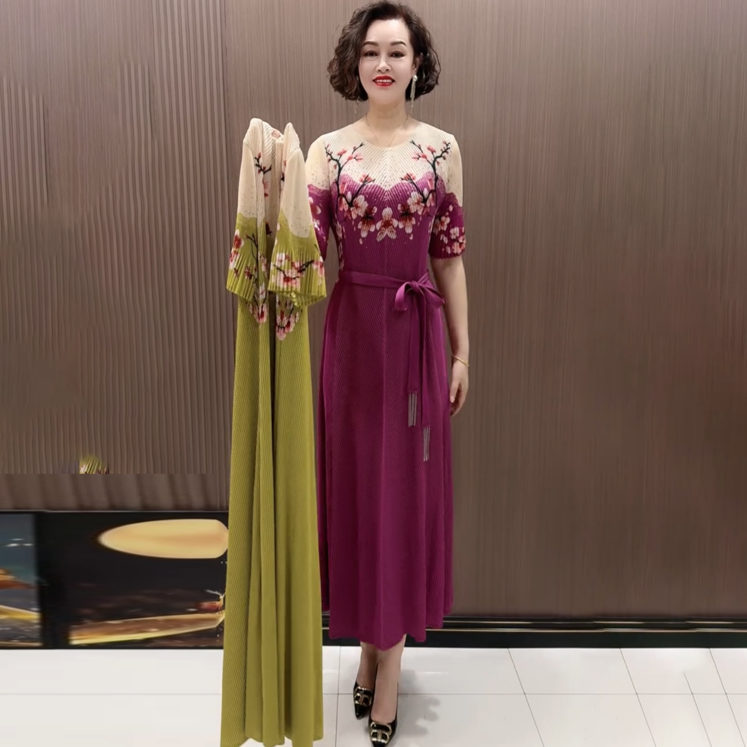 高端褶皱连衣裙宽松显瘦夏季短袖定位花遮肉大码妈妈装长裙鱼鳞纹