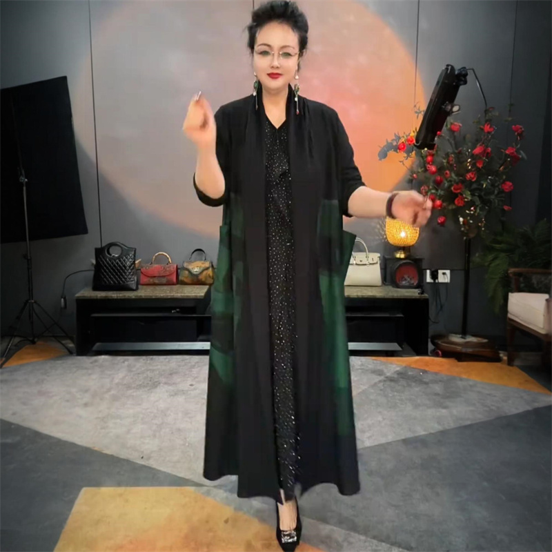 200斤加大码春秋长款大衣外套气质减龄宽松洋气妈妈装长袖风衣女