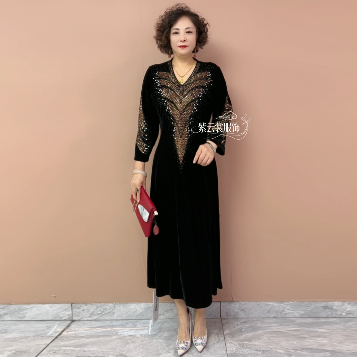 气质妈妈秋冬新款连衣裙丝绒镶钻宽松显瘦贵夫人减龄大码中长裙子