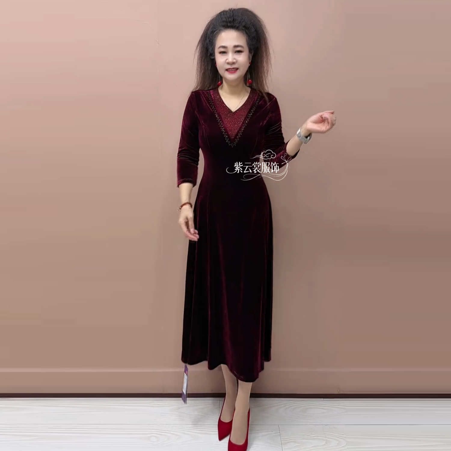 高贵气质中老年妈妈装秋冬V领连衣裙丝绒镶钻宽松遮肚子修身长裙
