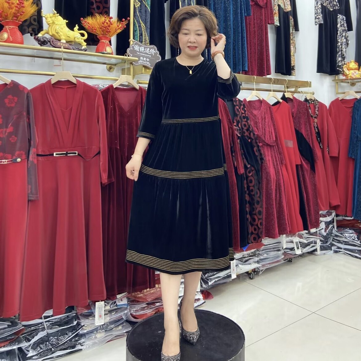 秋冬新款进口丝绒中老年妈妈高端圆领连衣裙宽松大码遮肉打底裙子