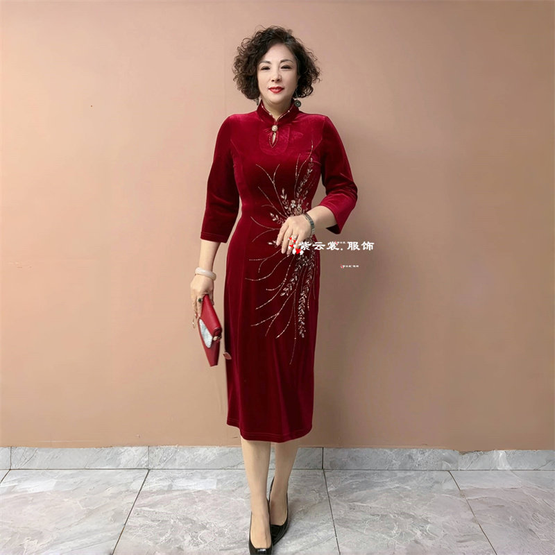 中年妈妈喜婆婆大码婚宴结婚礼服敬酒服宽松遮肉丝绒中长款连衣裙