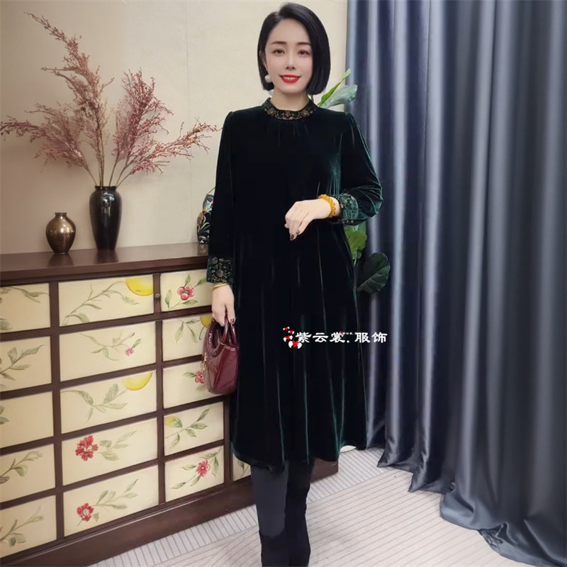阔太太重工丝绒连衣裙长袖气质秋冬中老年妈妈装宽松遮肉打底长裙