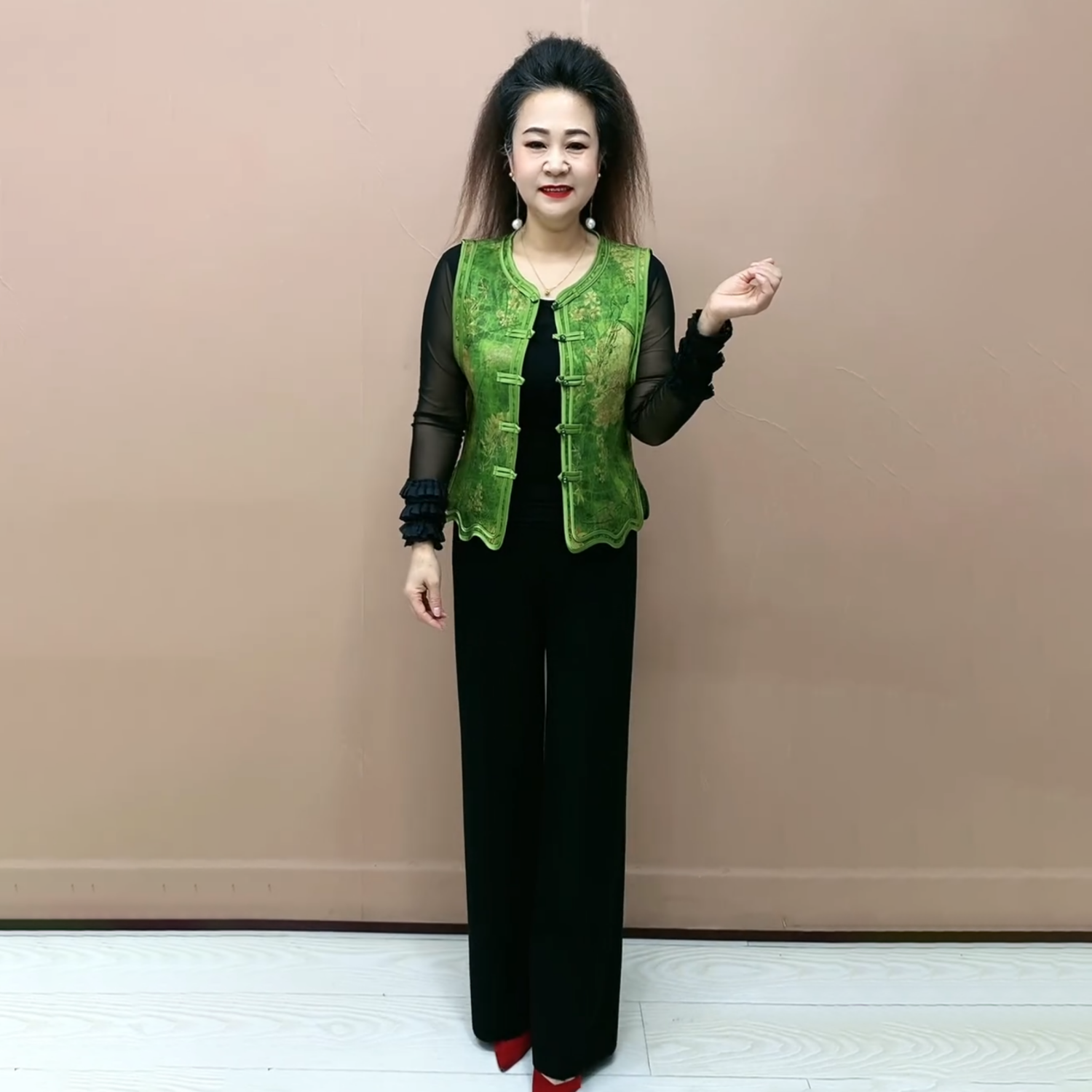 时尚气质妈妈春装新款无袖缎面绣花马甲中年宽松显瘦洋气显瘦马夹