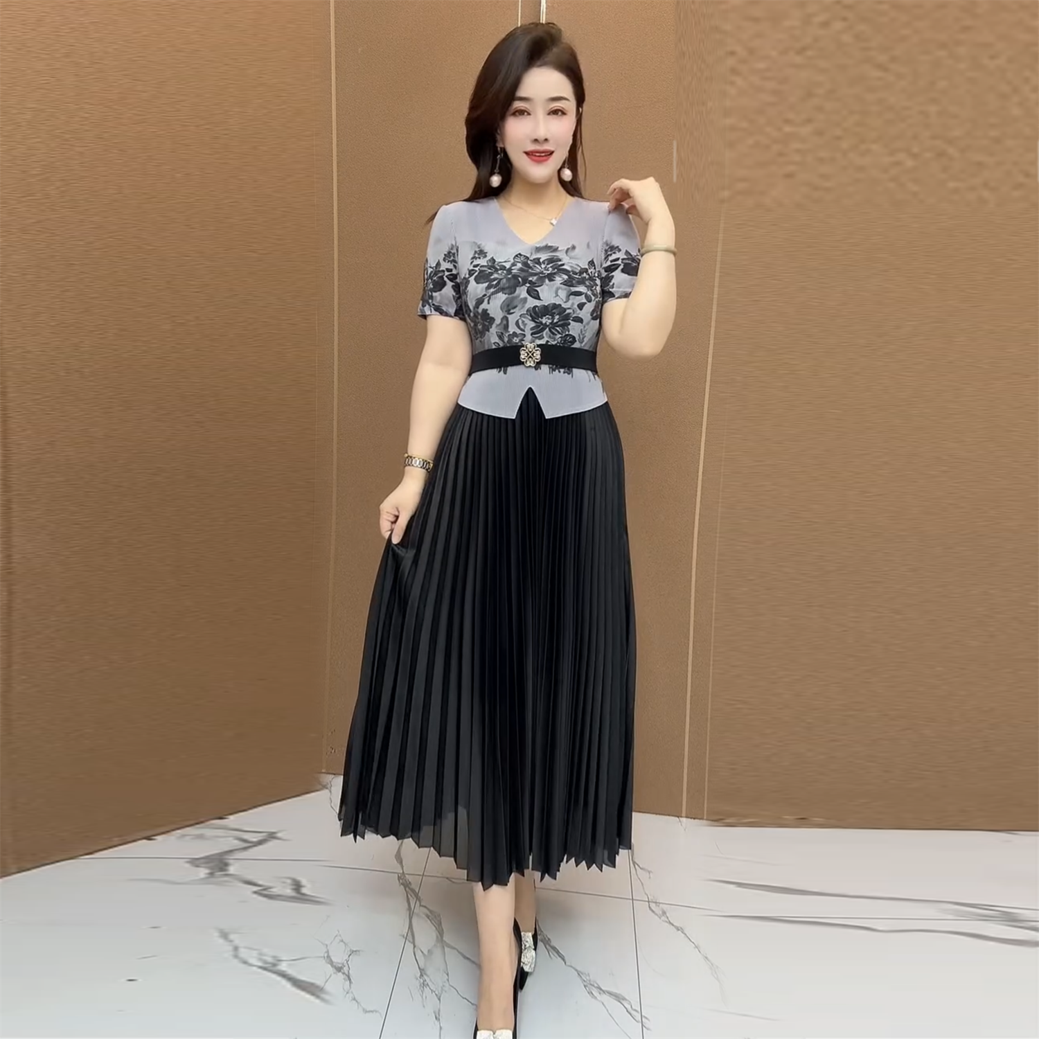气质妈妈高端褶皱V领假两件连衣裙夏季收腰显瘦弹力短袖百褶长裙