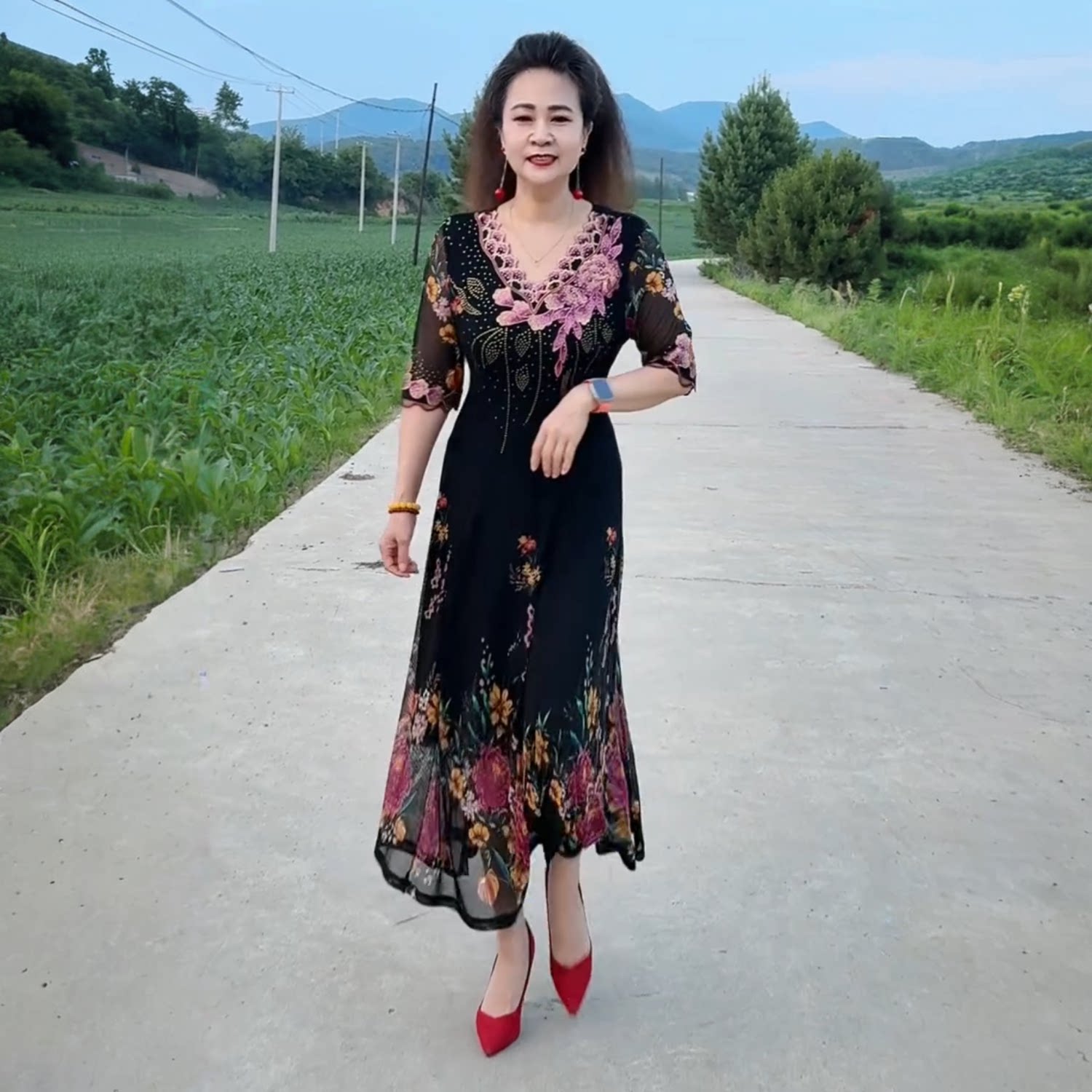 高端中年妈妈装夏季新款中袖绣花连衣裙时尚气质遮肉显瘦大摆长裙