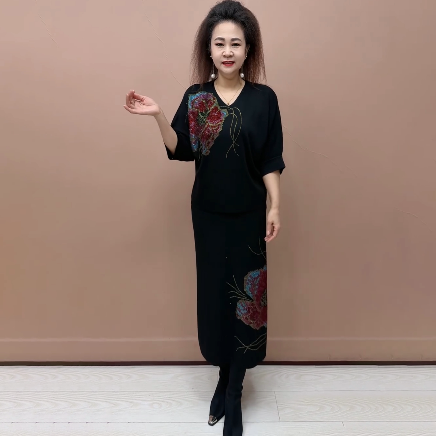 早春新款中老年妈妈高级感重工镶钻针织衫上衣+半身裙宽松两件套
