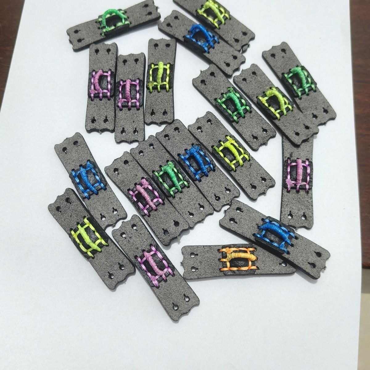 弹弓撒放皮兜双孔磁力皮兜重配带磁铁弹弓兜扁皮传统通用双孔强磁