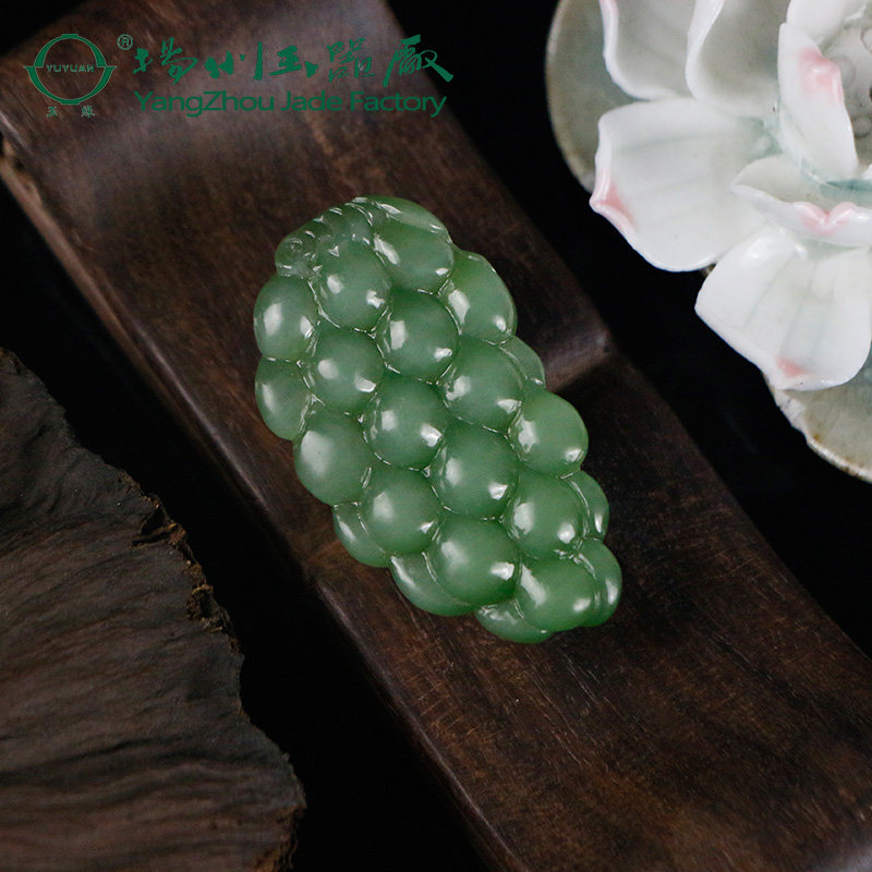 玉缘和田玉俄碧玉 玉雕葡萄吊坠项链 颜色好 寓意多子多福送女士