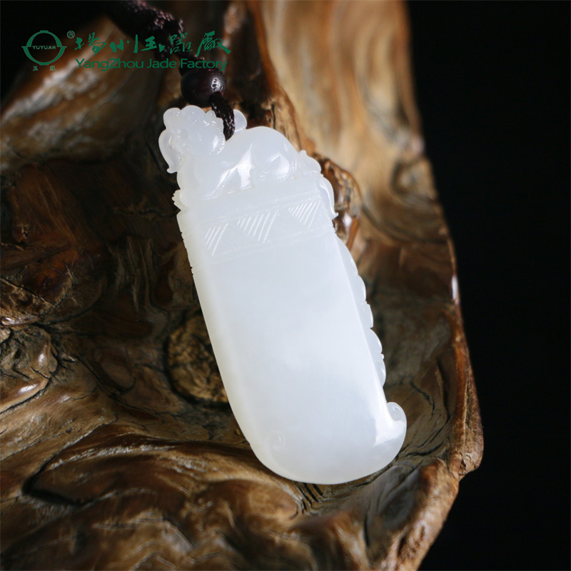 玉缘和田玉吊坠青海白玉府上有龙玉质温润细腻干净手感顺滑精美