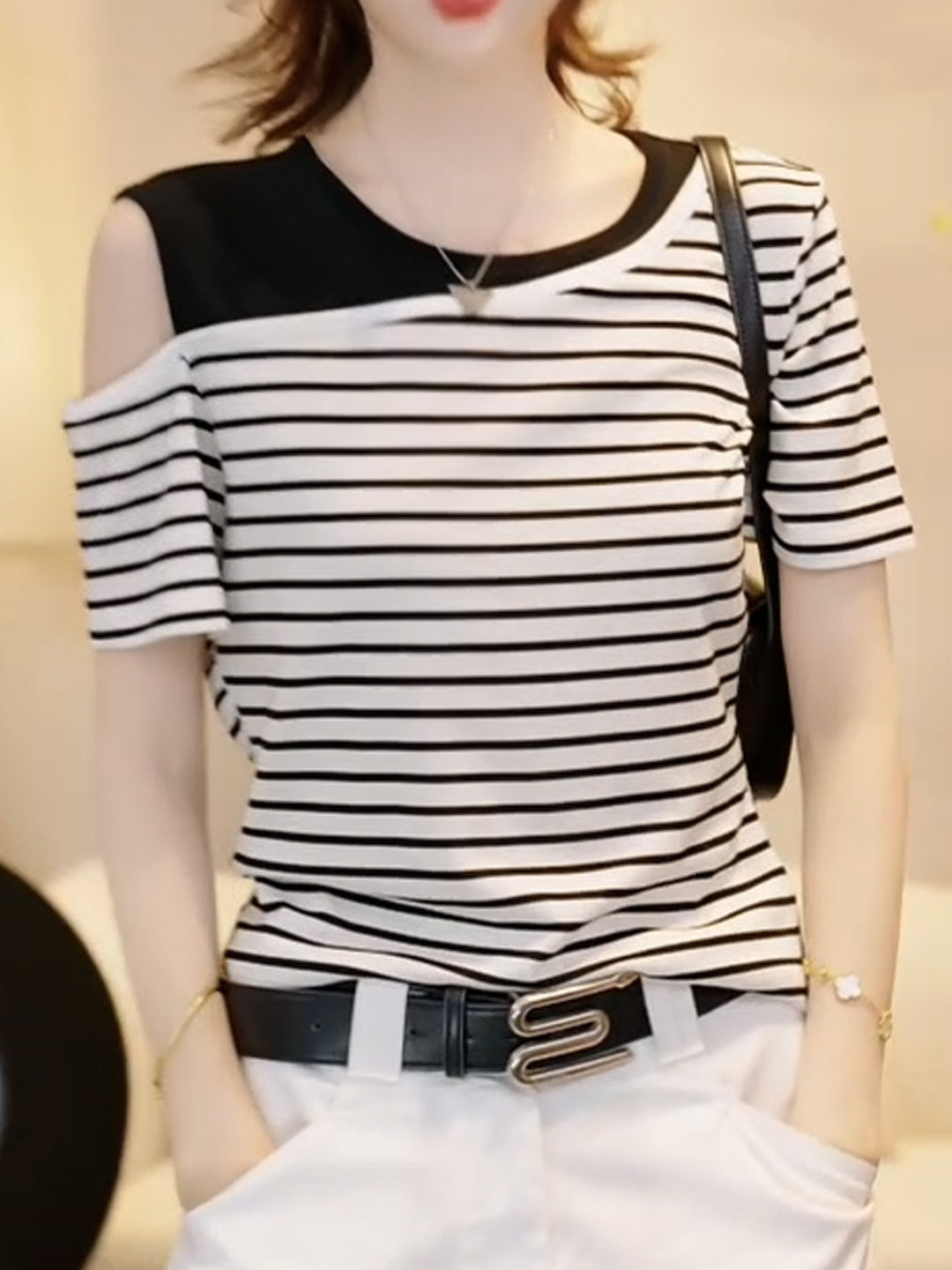 夏季小众设计时尚条纹露肩上衣女2025高级感气质百搭显瘦短袖T恤