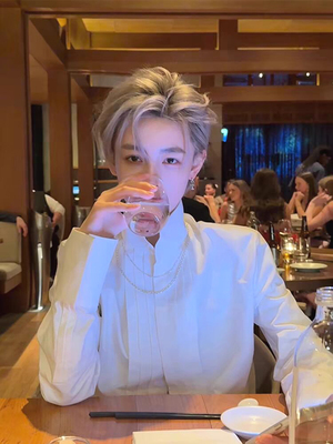 小香风立领垫肩衬衫折痕宽松长袖