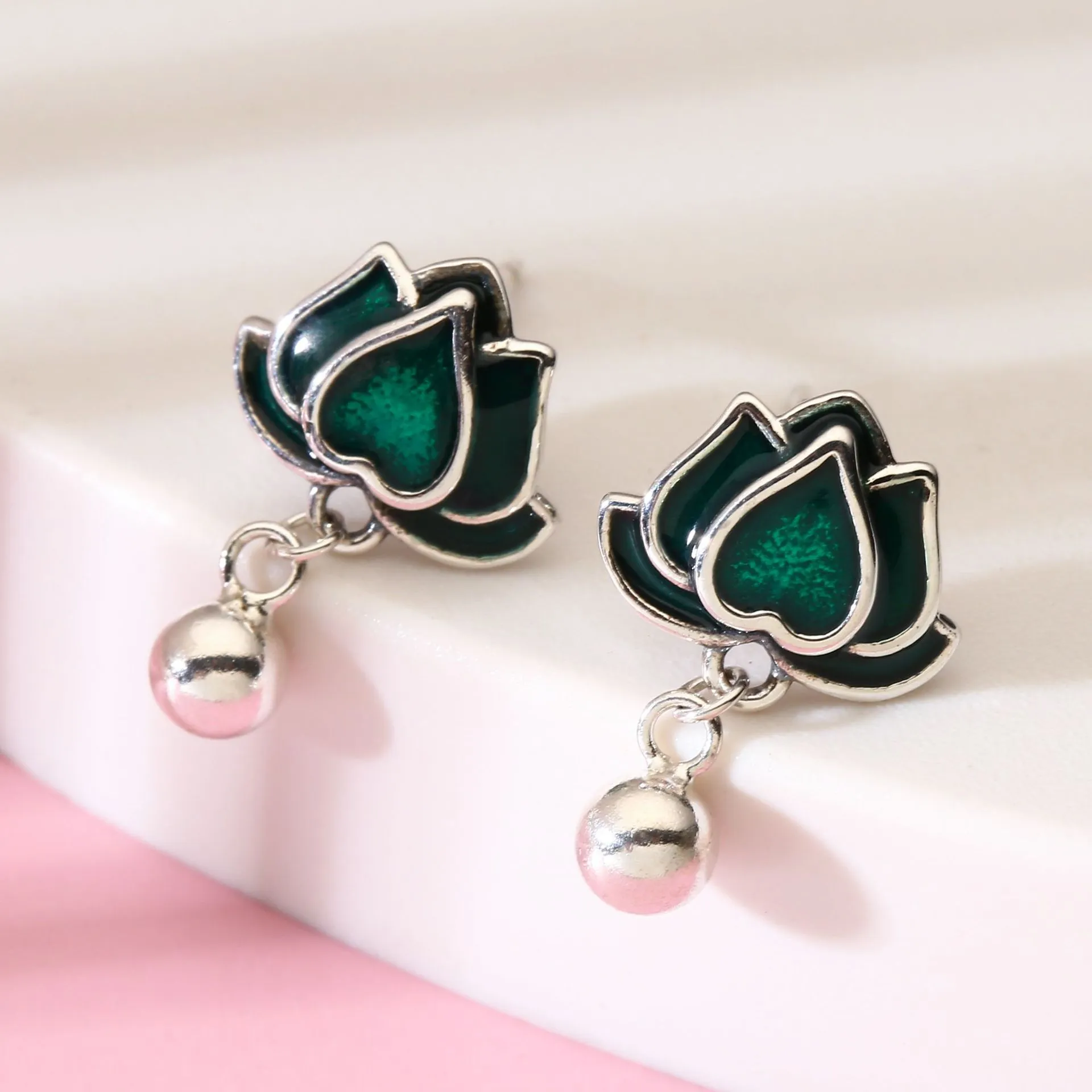 8334号925银复古莲花吊珠耳钉小众设计简约耳饰气质耳饰直播爆款