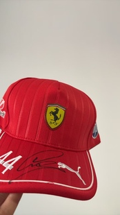 汉密尔顿亲笔签名法拉利帽子